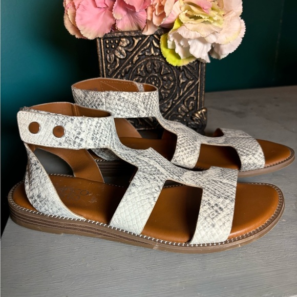 Franco Sarto Gray Gladiator-Inspired Sandals with Geometric Design - Picture 2 of 5